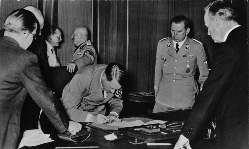 Adolf Hitler pri podpisovaní Mníchovskej dohody
